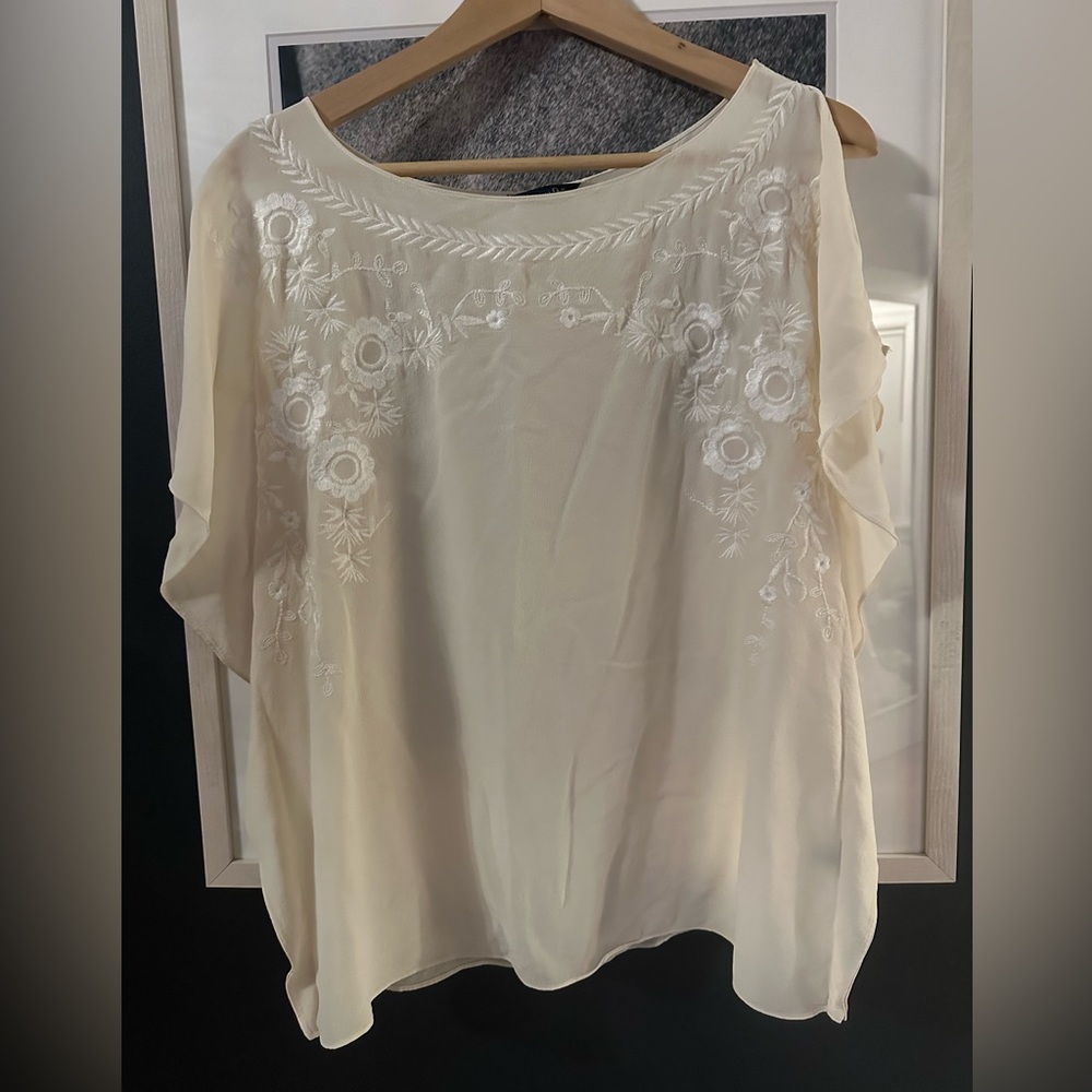 Massimo Dutti 100% Silk blouse w Cream Embroidered floral pattern & flutter slvs